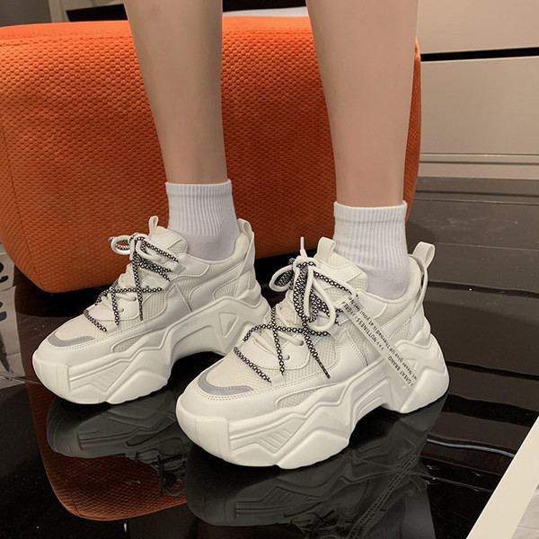 Jauns sieviešu kedu modelis ar augstām zolēm baltā un melnā krāsā