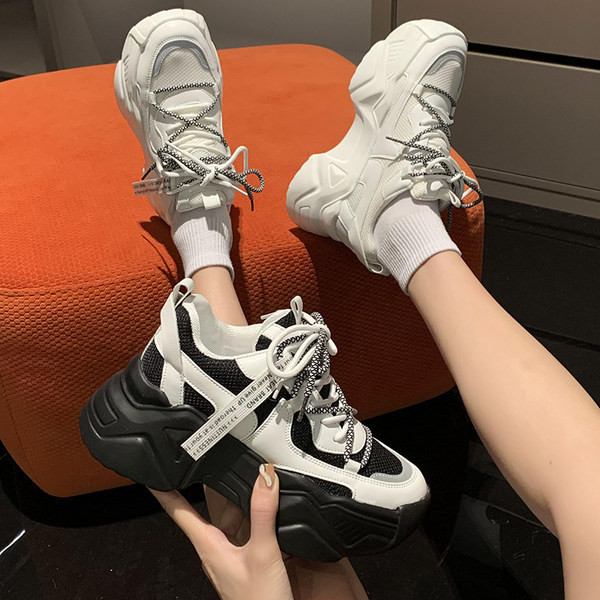 Jauns sieviešu kedu modelis ar augstām zolēm baltā un melnā krāsā