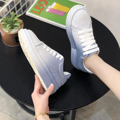 Krāsainas kedas ar plakanām zolēm un šņorēm