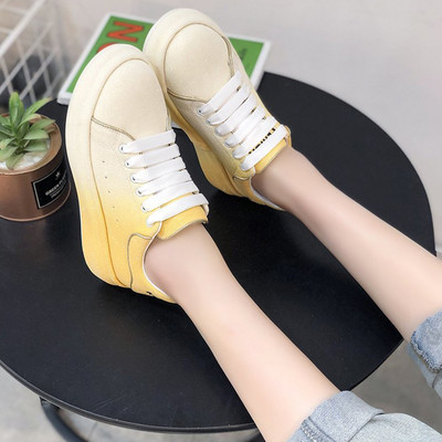 Krāsainas kedas ar plakanām zolēm un šņorēm