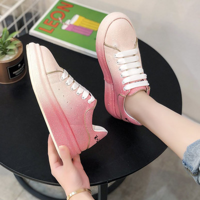 Krāsainas kedas ar plakanām zolēm un šņorēm