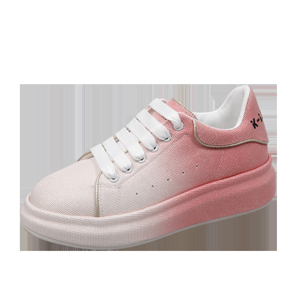 Krāsainas kedas ar plakanām zolēm un šņorēm