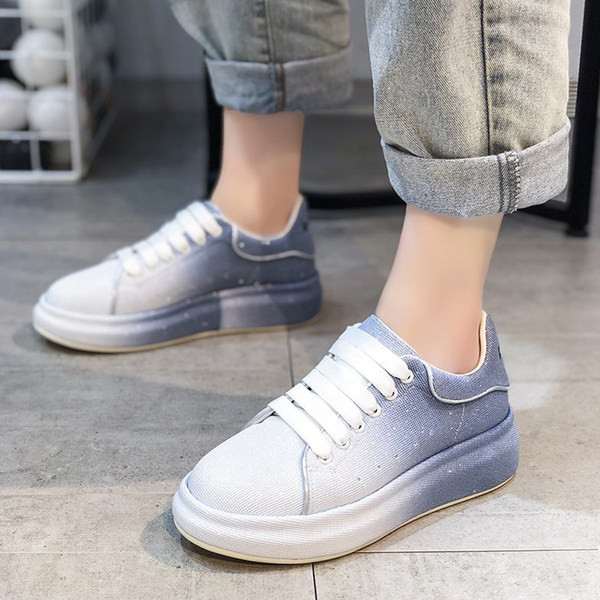 Krāsainas kedas ar plakanām zolēm un šņorēm