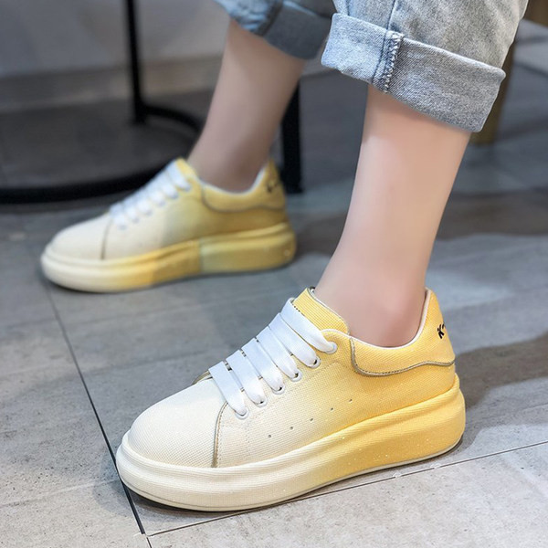 Krāsainas kedas ar plakanām zolēm un šņorēm