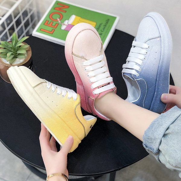 Krāsainas kedas ar plakanām zolēm un šņorēm