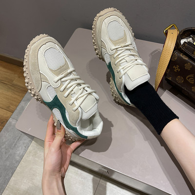 Sporta un ikdienas kedas ar raupju zoli un sietu