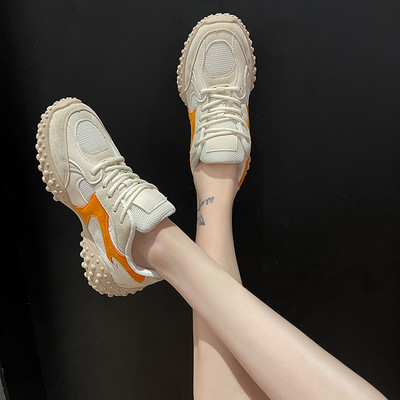 Sporta un ikdienas kedas ar raupju zoli un sietu