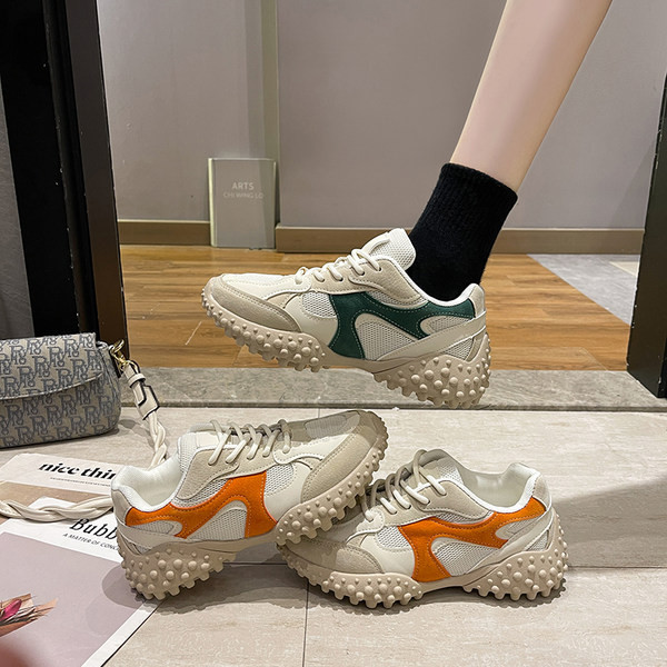 Sporta un ikdienas kedas ar raupju zoli un sietu