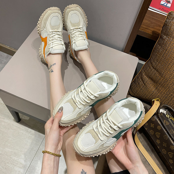 Sporta un ikdienas kedas ar raupju zoli un sietu