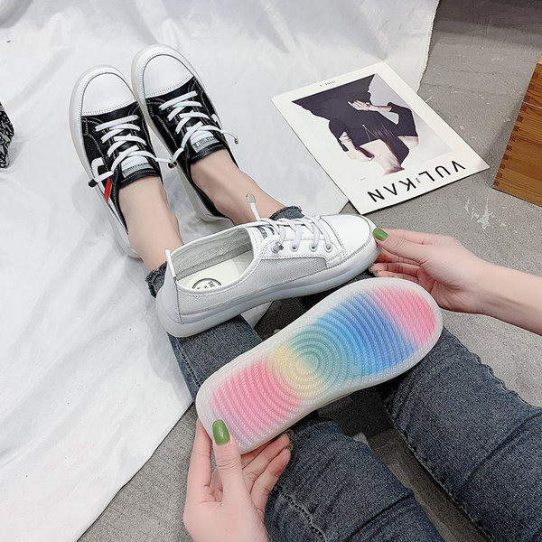 Νέο μοντέλο γυναικεία αθλητικά παπούτσια με κορδόνια σε λευκό και μαύρο χρώμα