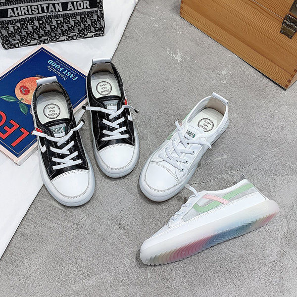 Νέο μοντέλο γυναικεία αθλητικά παπούτσια με κορδόνια σε λευκό και μαύρο χρώμα