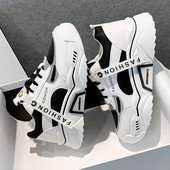 Adidași moderni cu o inscripție și o talpă aspră