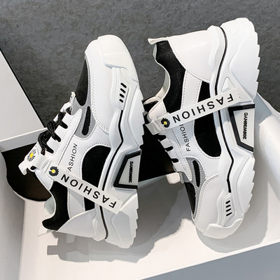 Adidași moderni cu o inscripție și o talpă aspră