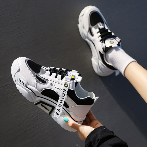 Adidași moderni cu o inscripție și o talpă aspră