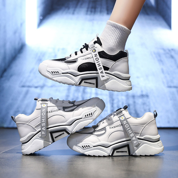 Adidași moderni cu o inscripție și o talpă aspră