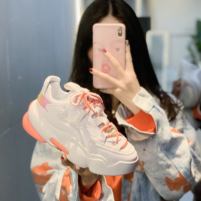 Modernas kedas ar augstu raupju zoli un spīdīgiem elementiem