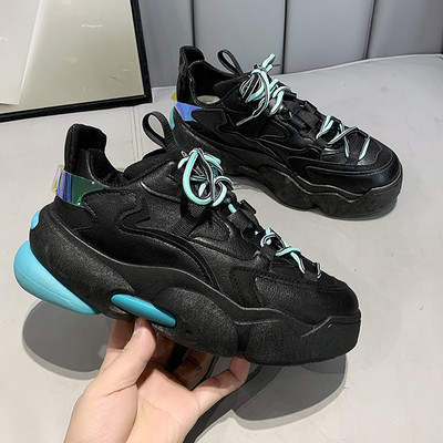 Modernas kedas ar augstu raupju zoli un spīdīgiem elementiem