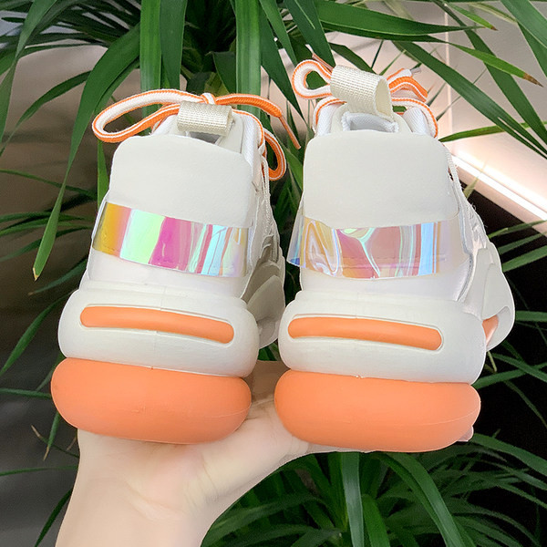 Modernas kedas ar augstu raupju zoli un spīdīgiem elementiem