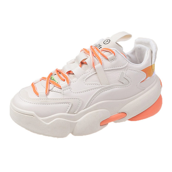 Modernas kedas ar augstu raupju zoli un spīdīgiem elementiem