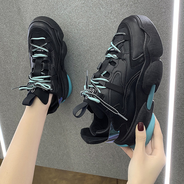 Modernas kedas ar augstu raupju zoli un spīdīgiem elementiem