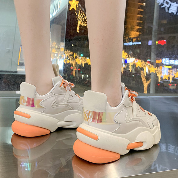 Modernas kedas ar augstu raupju zoli un spīdīgiem elementiem