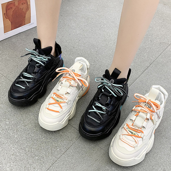 Modernas kedas ar augstu raupju zoli un spīdīgiem elementiem