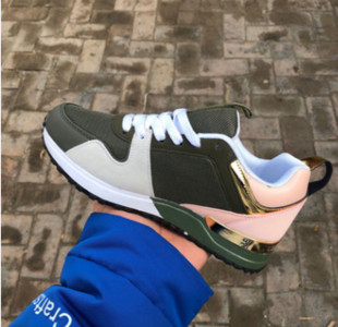 Jauns sieviešu kedu modelis ar sieta un zelta elementiem