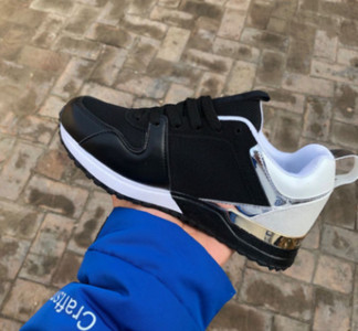 Jauns sieviešu kedu modelis ar sieta un zelta elementiem