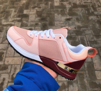 Jauns sieviešu kedu modelis ar sieta un zelta elementiem