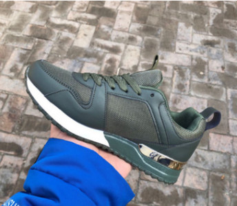 Jauns sieviešu kedu modelis ar sieta un zelta elementiem