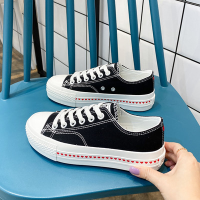 Ikdienas sieviešu kedas ar plakanām sirsniņu zolēm