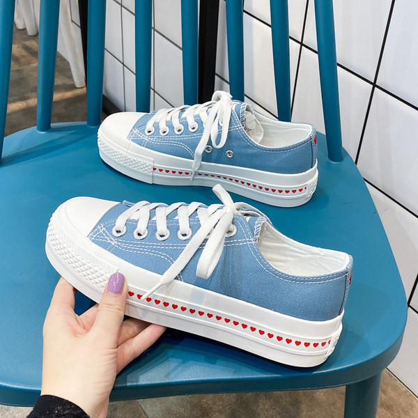 Ikdienas sieviešu kedas ar plakanām sirsniņu zolēm