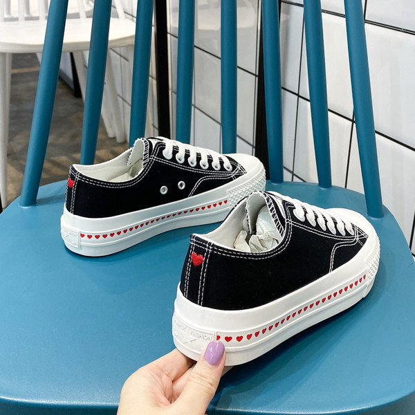 Ikdienas sieviešu kedas ar plakanām sirsniņu zolēm