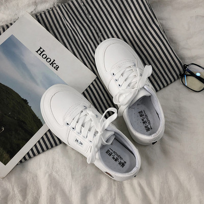 Sieviešu ādas kedas ar lācīša aplikāciju