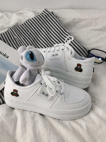 Sieviešu ādas kedas ar lācīša aplikāciju