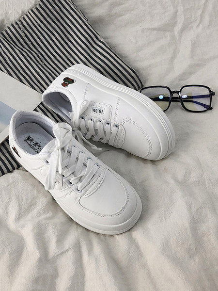 Sieviešu ādas kedas ar lācīša aplikāciju