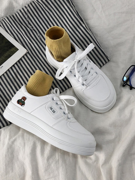 Sieviešu ādas kedas ar lācīša aplikāciju