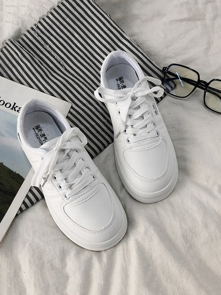 Sieviešu ādas kedas ar lācīša aplikāciju