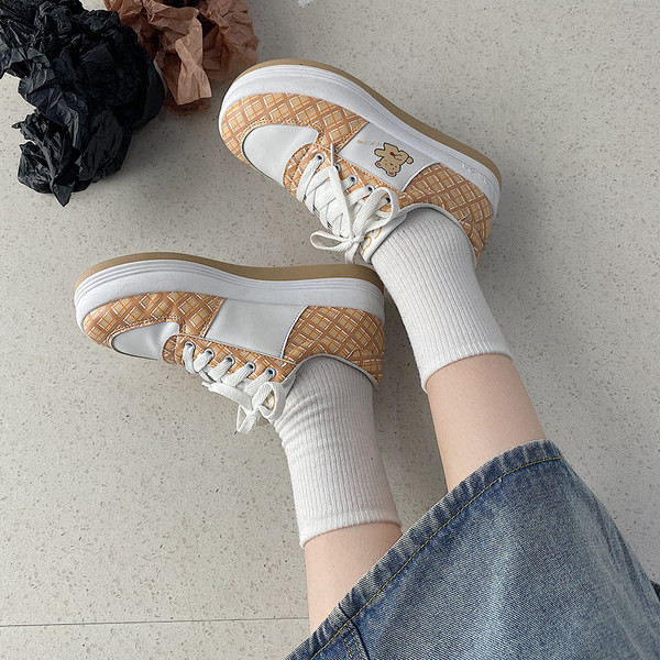 Ikdienas sieviešu kedas ar lācīša aplikāciju