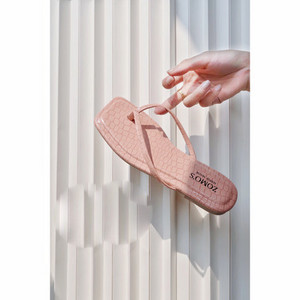 Jauns sieviešu ādas čību modelis starp pirkstiem - vairākas krāsas