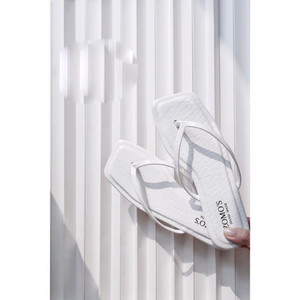 Jauns sieviešu ādas čību modelis starp pirkstiem - vairākas krāsas