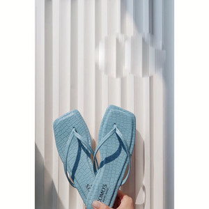 Jauns sieviešu ādas čību modelis starp pirkstiem - vairākas krāsas