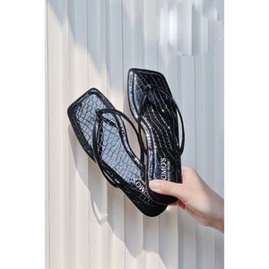 Jauns sieviešu ādas čību modelis starp pirkstiem - vairākas krāsas