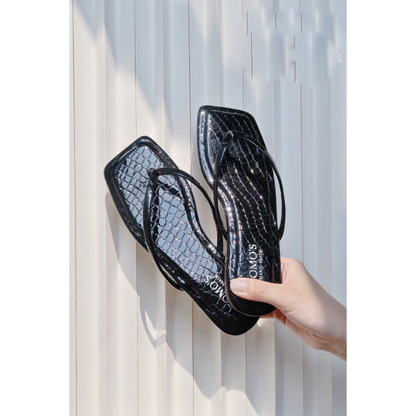 Jauns sieviešu ādas čību modelis starp pirkstiem - vairākas krāsas