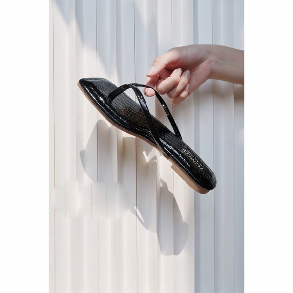 Jauns sieviešu ādas čību modelis starp pirkstiem - vairākas krāsas