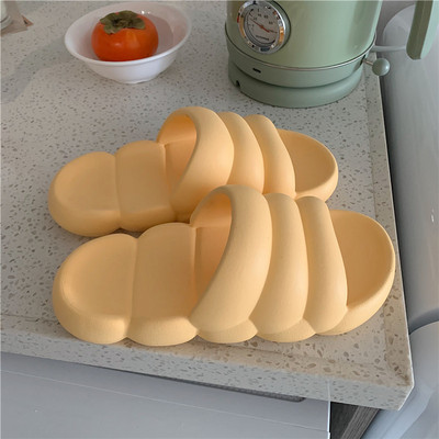 Pludmalei piemērotas neslīdošas čības vairākās krāsās