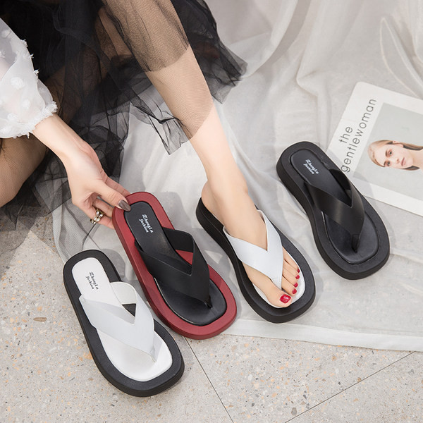 Ikdienas sieviešu čības ar ādas siksniņu starp pirkstiem