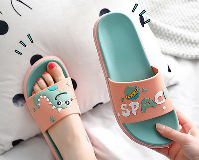 Papuci de dama cu talpa plate si aplicatii