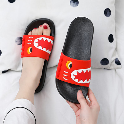 Papuci de dama cu talpa plate si aplicatii