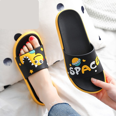 Papuci de dama cu talpa plate si aplicatii